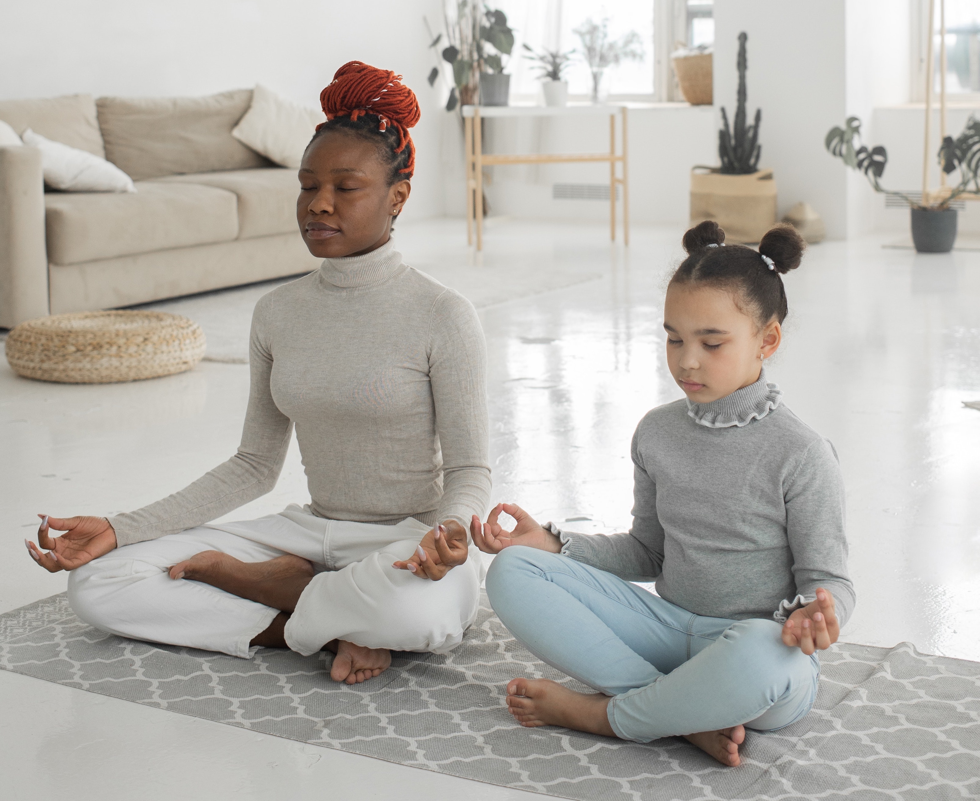 kind mediteert met moeder